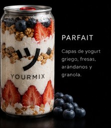 Lata YOURMIX de parfait con yogurt griego, fresas, arándanos y granola.